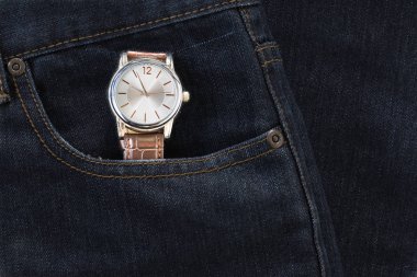 Denim kot pantolon cebinde kol saati