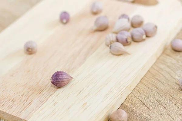Garlic on wood cutting board — Stock Photo, Image