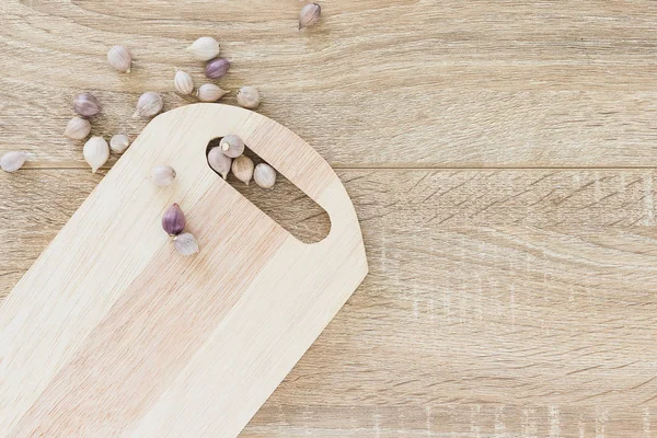 Vista dall'alto Aglio sul tagliere di legno — Foto Stock