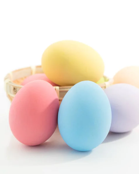 Huevo de Pascua sobre blanco —  Fotos de Stock