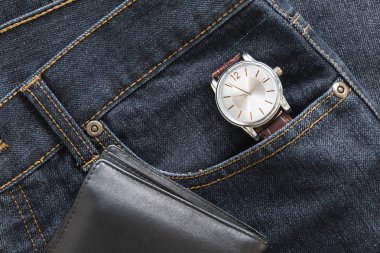 Kol saati ve cüzdanı denim jeans cebin