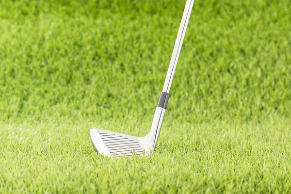 Golfclub op groen gras — Stockfoto