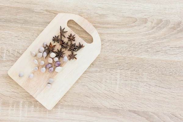 Top view Star anise and garlic on wood chopping board — Stock Photo, Image