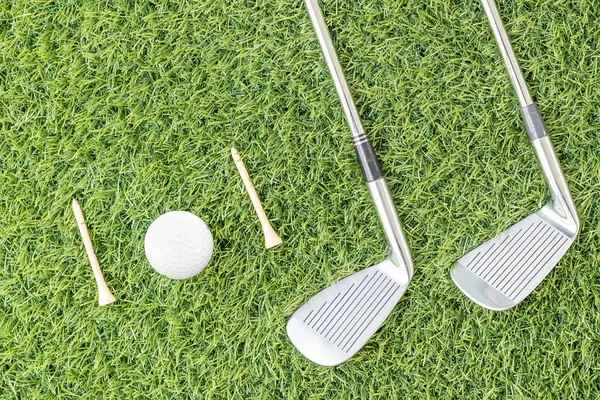 Yeşil çimenlerin üzerinde Golf Kulübü ve Golf topu — Stok fotoğraf