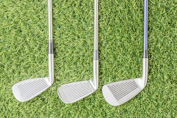 Rad Golfklubb på gräs — Stockfoto