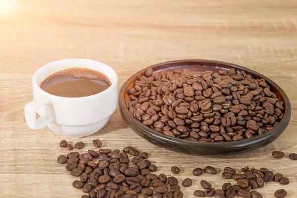 Café em grão e xícara de café — Fotografia de Stock