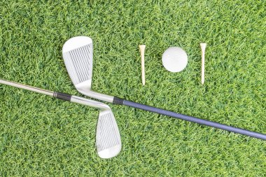 Yeşil çimenlerin üzerinde Golf Kulübü ve Golf topu