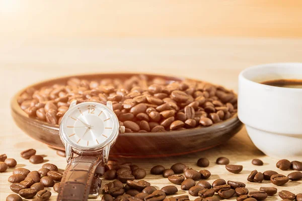 Conceito de tempo de café, grãos de café e xícara de café — Fotografia de Stock