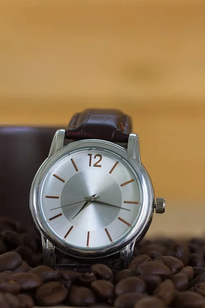 Koffie tijd concept, koffiebonen en koffie beker — Stockfoto