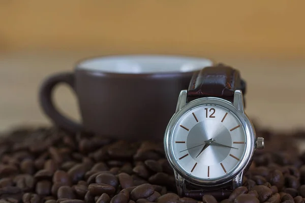 Concepto de hora del café, granos de café y taza de café —  Fotos de Stock