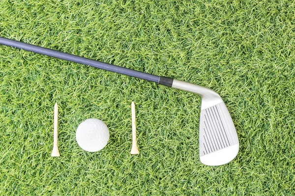 Golf club and golf ball on green grass — Stock Photo, Image