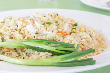 Tayland usulü kızarmış pirinç. 