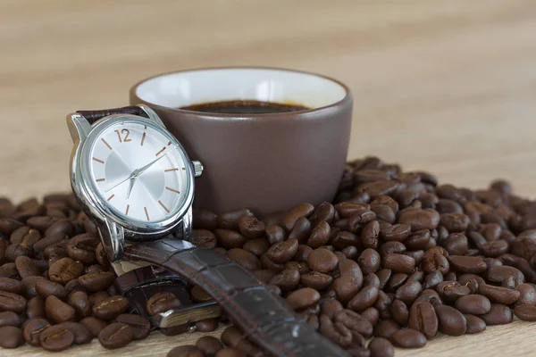 Conceito de tempo de café, grãos de café e xícara de café — Fotografia de Stock