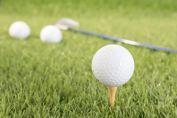 Golfbal op Tee — Stockfoto