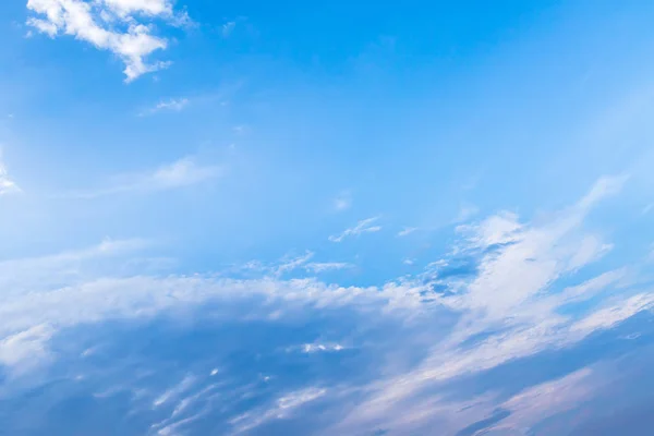 Weiße, flauschige Wolken am blauen Himmel — Stockfoto