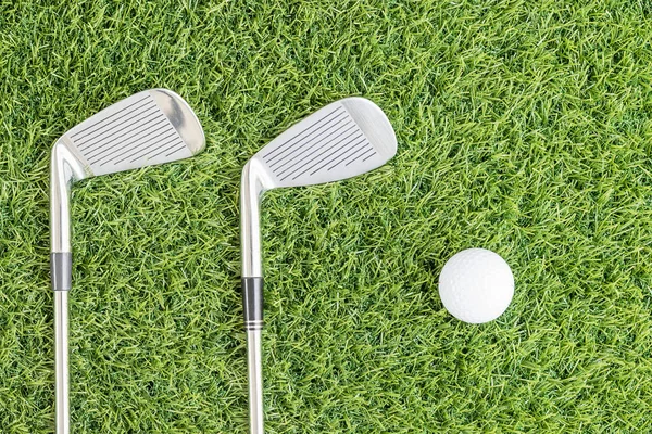 Гольф-клуб і м'яч для гольфу на зеленій траві — стокове фото