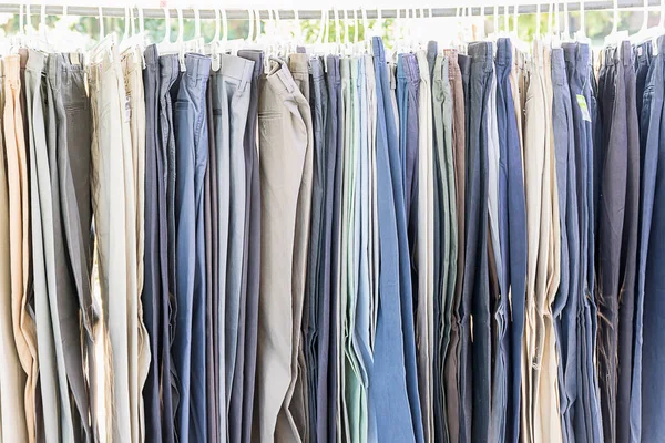Fila di vecchi vari pantaloni di lana — Foto Stock