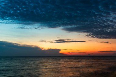 Gün batımı zamanında mavi gökyüzünde bulutlar