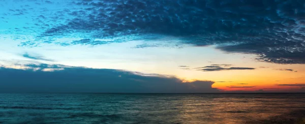 Nubes panorámicas en el cielo azul al atardecer — Foto de Stock