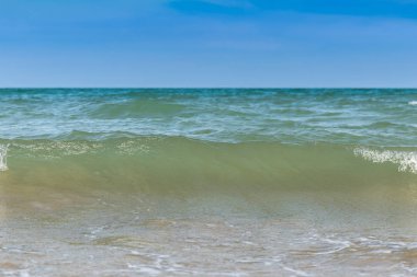 Dalga deniz sahil şeridi üzerinde