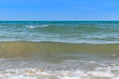 Dalga deniz sahil şeridi üzerinde