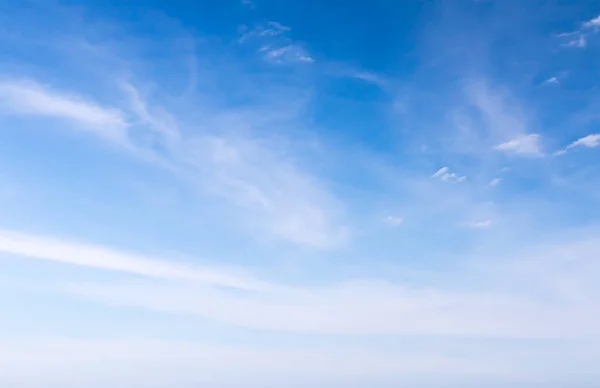 Nuage duveteux blanc dans le ciel bleu — Photo