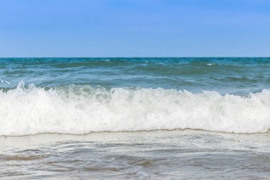 Dalga deniz sahil şeridi üzerinde