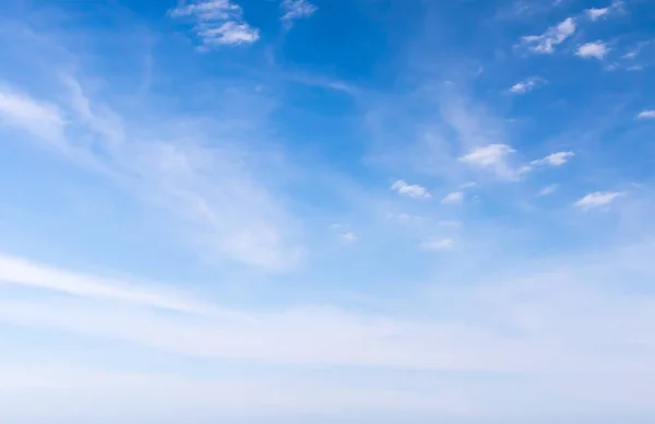 Vitt fluffigt moln i den blå himlen — Stockfoto