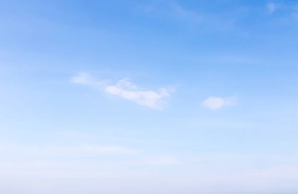 Vitt fluffigt moln i den blå himlen — Stockfoto