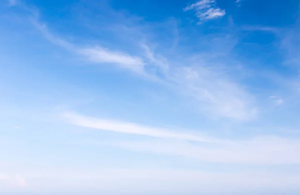 Weiße flauschige Wolke am blauen Himmel — Stockfoto