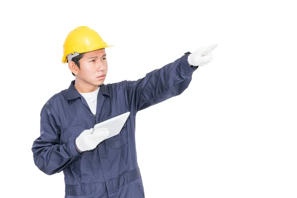 Tablet kullanma ve plan üzerine beyaz holding işçi — Stok fotoğraf