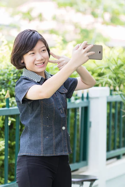 Ázsiai lány teszi önarckép smartphone — Stock Fotó