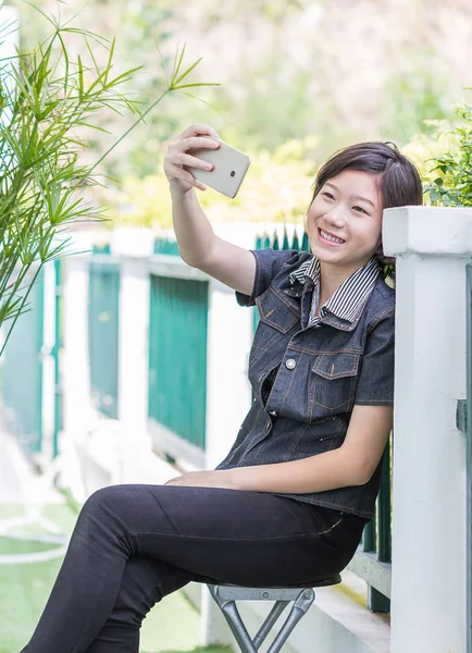 Asiático gir hace autorretrato en smartphone —  Fotos de Stock