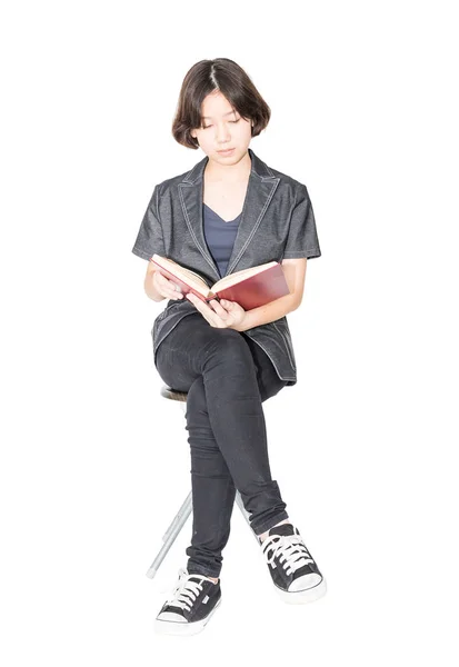 Mujer leyendo un libro sentado en una silla —  Fotos de Stock