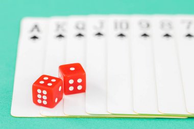 Dices ve yeşil casino masa kartları