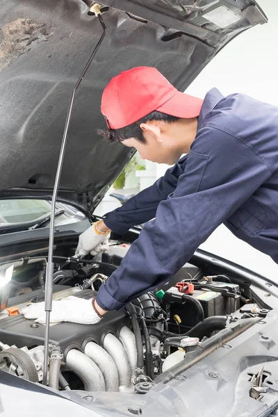 Auto mechanic check engine car — Stock Photo, Image