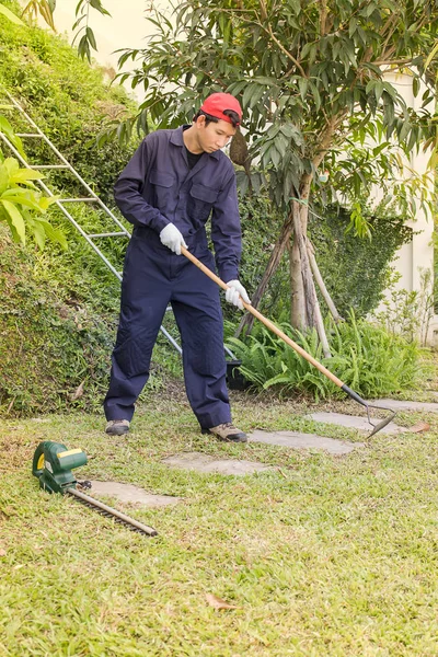 Giardiniere con attrezzi da giardino al lavoro — Foto Stock