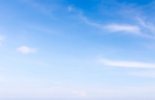 青い空に白いふわふわの雲 — ストック写真