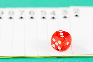 Dices ve yeşil casino masa kartları