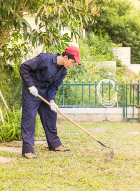Bahçıvan iş yerinde Bahçe aletleri ile 