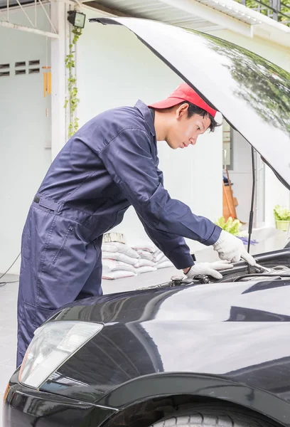 Carro mecânico automático do motor da verificação — Fotografia de Stock