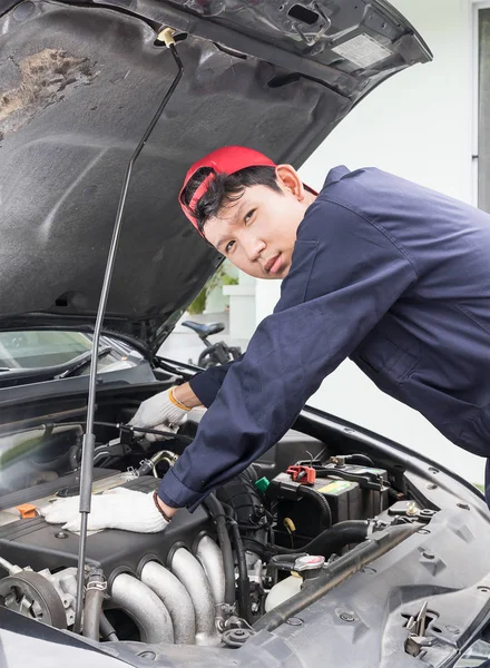 Auto mecánico comprobar coche del motor — Foto de Stock