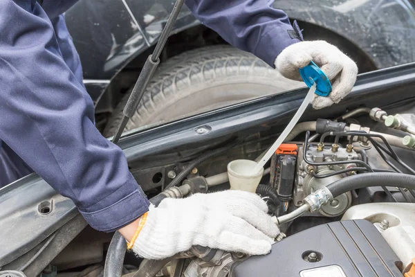 Auto mekaniker kontrollera motorbil — Stockfoto