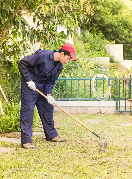 Giardiniere con attrezzi da giardino al lavoro — Foto Stock