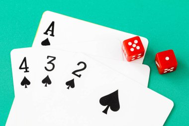Dices ve yeşil casino masa kartları