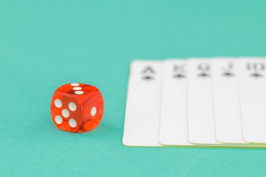 Dices ve yeşil casino masa kartları