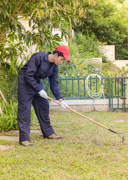 Giardiniere con attrezzi da giardino al lavoro — Foto Stock