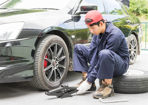 Mechanik, zastępując orzechy lug, zmiana opon na pojazd — Zdjęcie stockowe