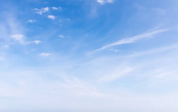 Vitt fluffigt moln i den blå himlen — Stockfoto