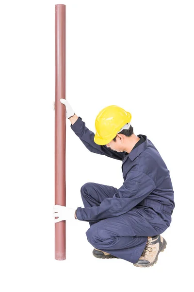 Mladý instalatér drží pvc potrubí — Stock fotografie